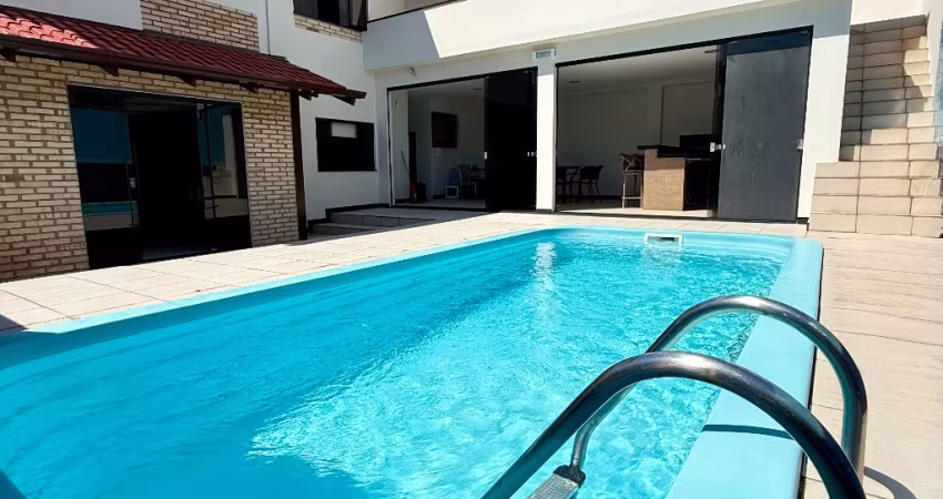 Belíssima Casa com piscina,  2 suítes + 1 quarto e área de festa