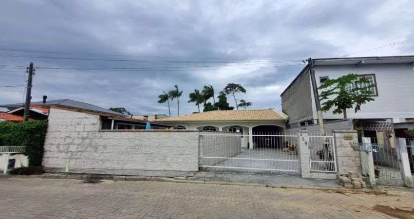 Casa com piscina de 3 quartos semimobiliada com planejados - em Aririú - Palhoça - SC