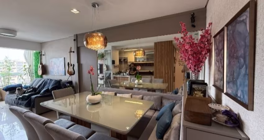 Apartamento com 03 dormitórios com 1 suíte no bairro Estreito em Florianópolis.