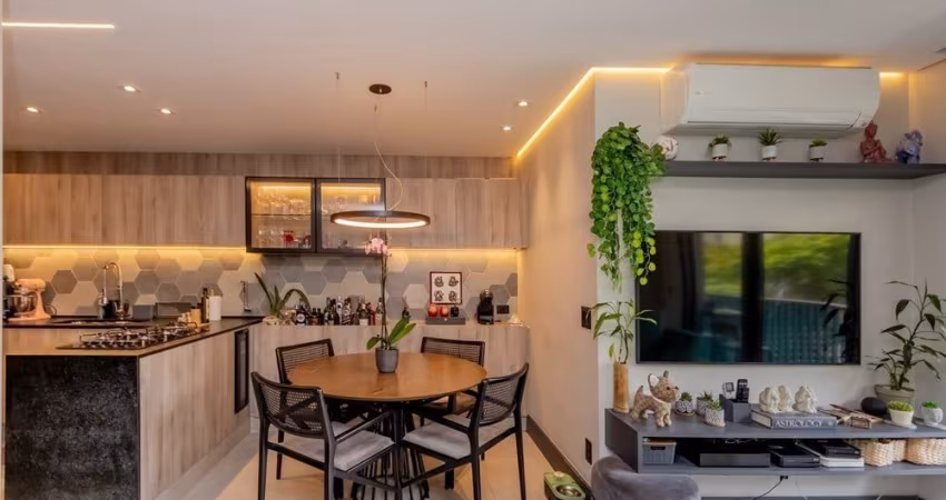 Apartamento com 64m² , decorado,  condomínio novo. Living integrado à cozinha, 1 suíte, lavabo e 2 vagas. Excelente localização, em Moema Pássaros.