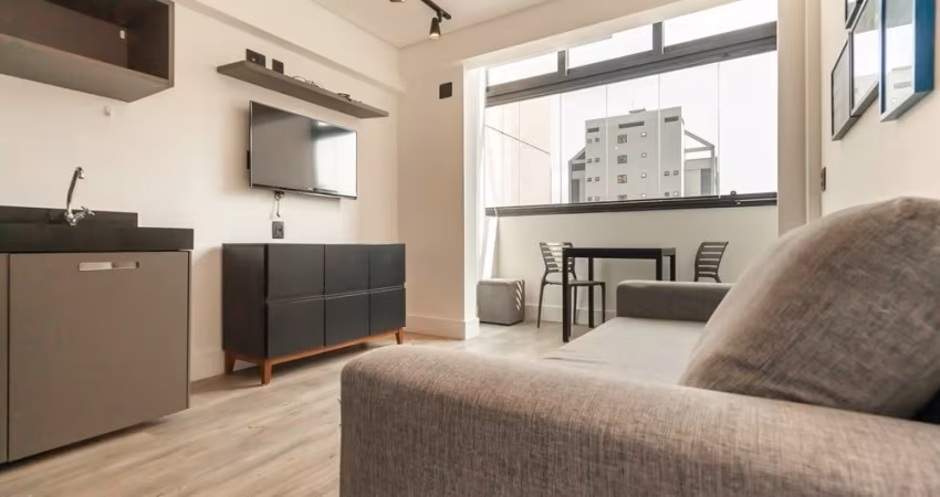 Apartamento duplex à Venda, com 45m², Reformado, mobiliado e equipado. 1 suíte no mezanino, living com cozinha integrada, lavabo e varanda. Localizado na  Vila Olímpia.