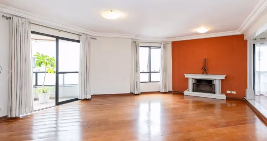 Apartamento charmoso com lareira na sala e churrasqueira na varanda