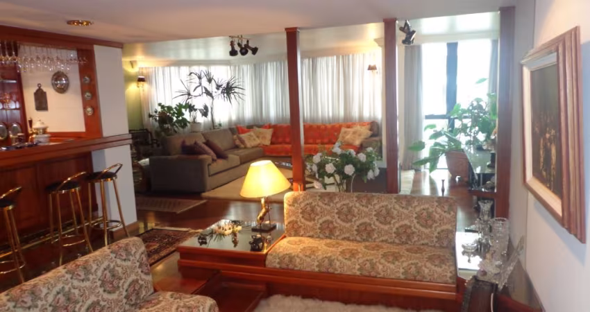 Apartamento 4 suítes no Batel.
