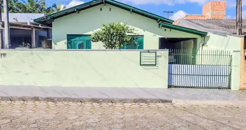 Casa localizada no bairro Porto das Balsas, com 03 dormitórios sendo 01 suíte e área total de 200m²