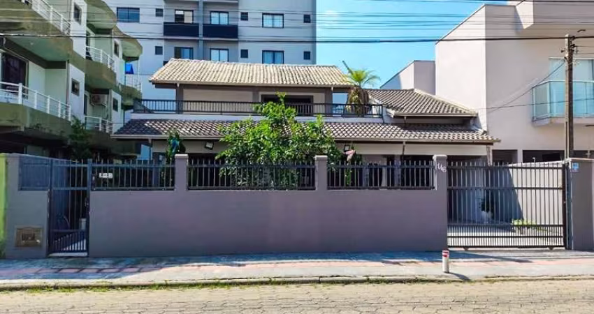 Sobrado com 4 Quartos, Totalmente Mobiliado - 100% AVERBADO, a 150 metros da PRAIA!!