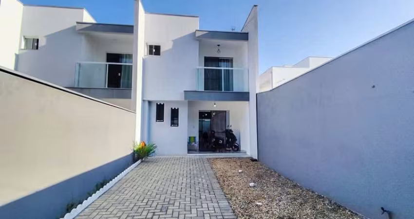 Sobrado Geminado  com 02 Suítes SEMIMOBILIADO - Localizado na Meia Praia á 650 metros do Mar!!