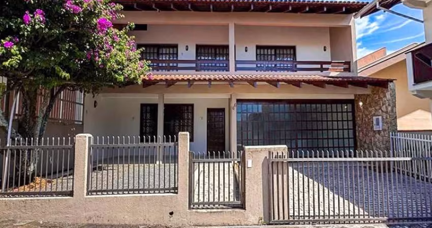 EXCELENTE SOBRADO AVERBADO NO CENTRO DE BARRA VELHA COM 269,92 M² PRIVATIVOS!!