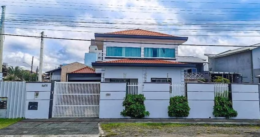 EXCELENTE SOBRADO NO CENTRO, FRENTE MAR COM 03 DORMITÓRIOS SENDO 02 SUÍTES, ÓTIMO ESPAÇO DE TERRENO!!