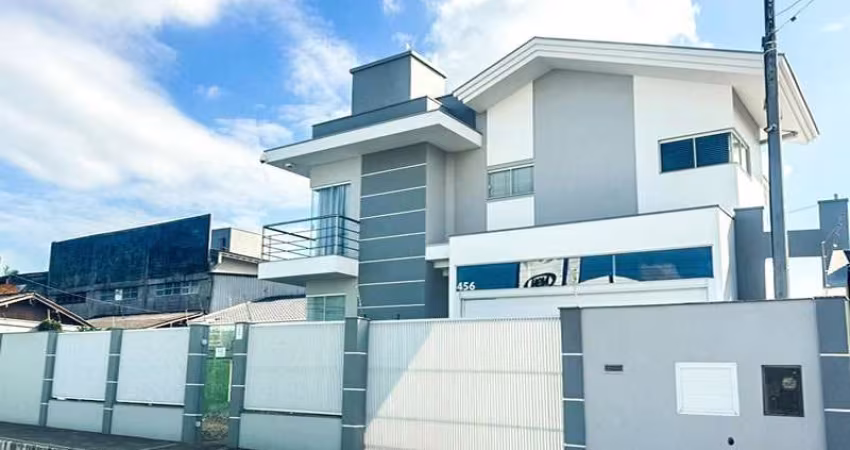 SOBRADO DE ALTO PADRÃO - LOCALIZADO EM ITAJAI - MOBILIADO E AVERBADO COM 585 m² DE TERRENO.