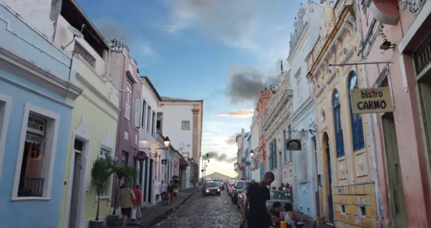 Alugo casarão em santo antonio alem do carmo  8 suite climatizada