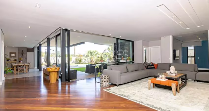 Casa em condomínio com 603.38 m², 5 quartos sendo 5 suítes à venda no bairro Santa Felicidade.