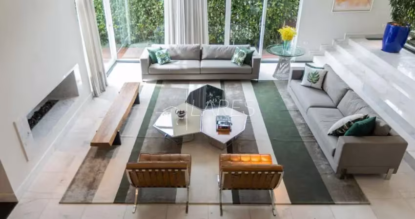 Casa de condomínio com 556 m², 5 quartos sendo 3 suítes à venda no bairro Campo Comprido.