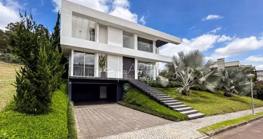 Casa de condomínio com 460 m², 3 quartos sendo 3 suítes, piscina e elevador!