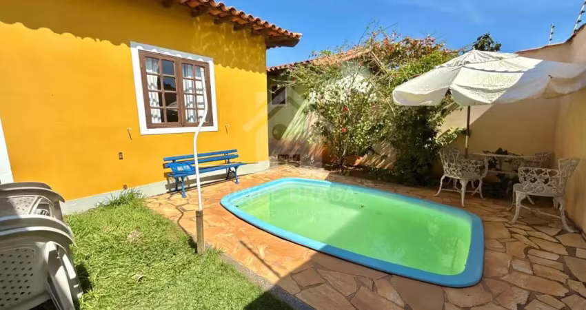 Casa à venda em buzios, condomínio próximo ao mar / 3 dormitórios.