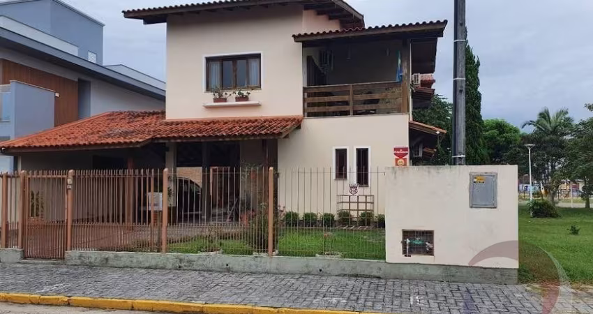 Ampla Casa à Venda no Carianos – Florianópolis/SC -| 250m² de conforto e espaço para toda a família.