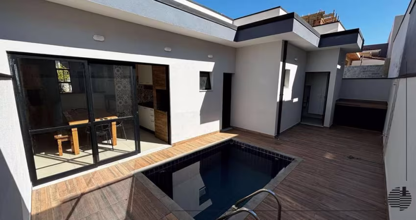 Casa com piscina á venda em condomínio fechado em Itu.