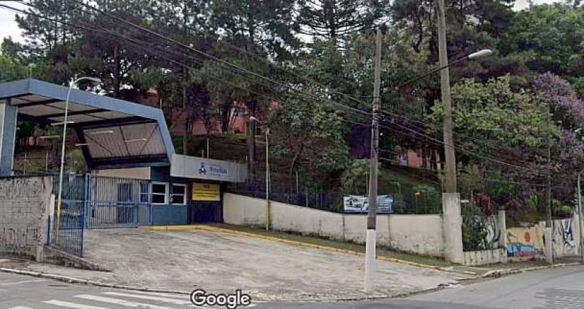 PRÉDIO COM ESTACIONAMENTO