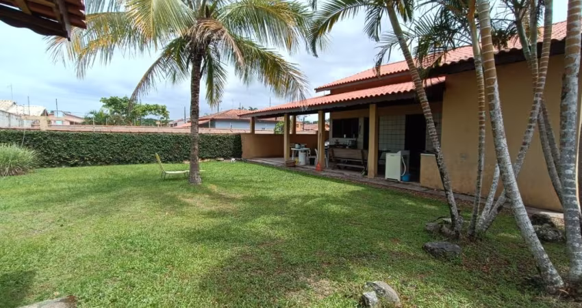 Casa com 03 dormitórios em Itanhaém
