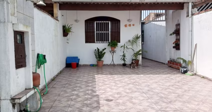 Casa com 02 dormitórios em Mongaguá