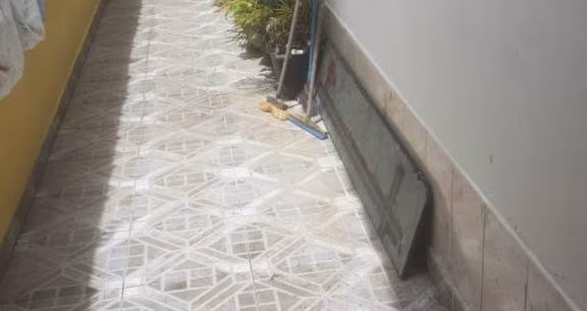Casa para venda com 02 dormitórios em Mongaguá