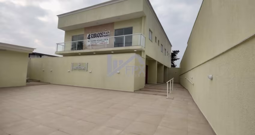 Casa em condomínio com piscina