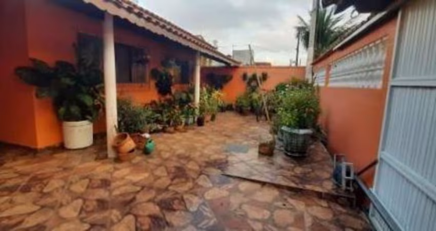 Casa com 2 quartos e churrasqueira em Itanhaém