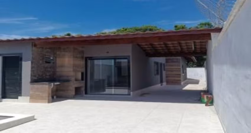 Excelente casa com piscina e 2 quartos à 500 metros do mar em Itanhaém
