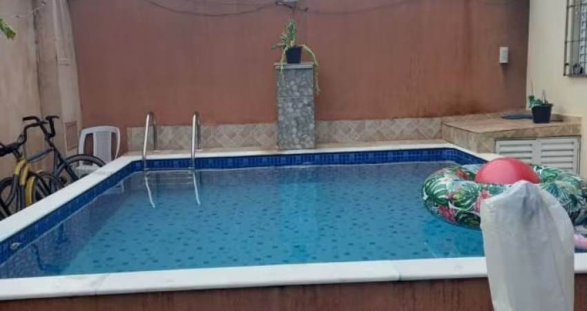 casa com piscina e 2 quartos em Itanhém