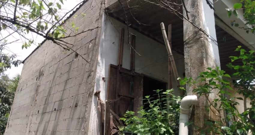 Casa com terreno sendo lote inteiro à 6km do mar em Itanhaém
