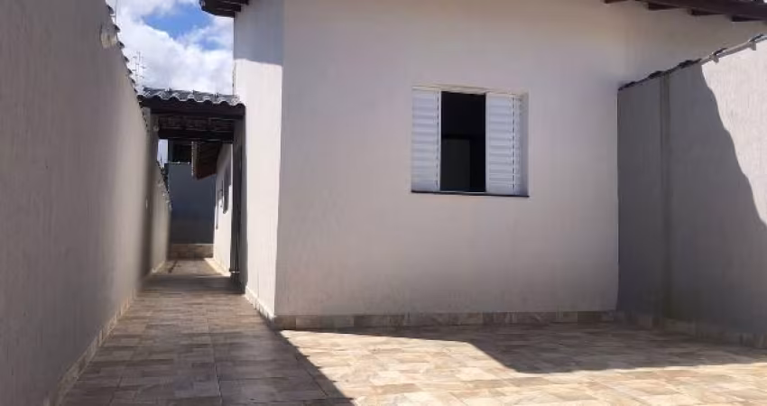 casa com piscina e 2 quartos em Itanhaém