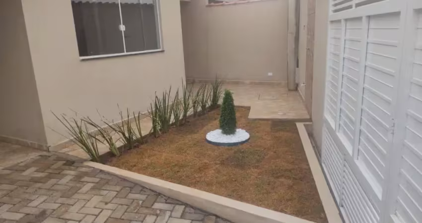 Casa com espaço para piscina e 2 quartos em Peruíbe