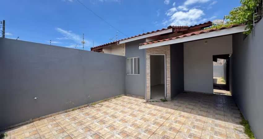 Casa com espaço para piscina e 2 quartos em Itanhaém