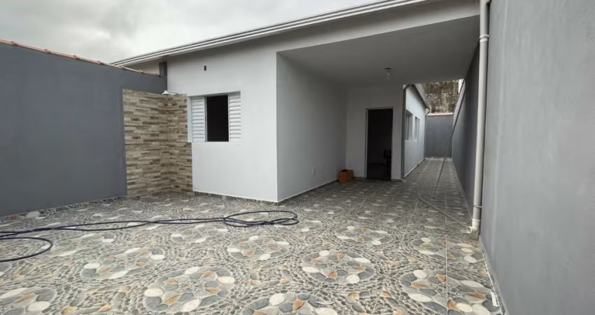 casa nova com espaço para piscina e 2 quartos em Itanhaém