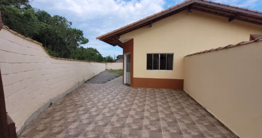 casa com 2 quartos e espaço para piscina em itanhaém