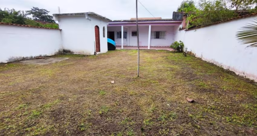 casa com quintal amplo à venda em itanhaem