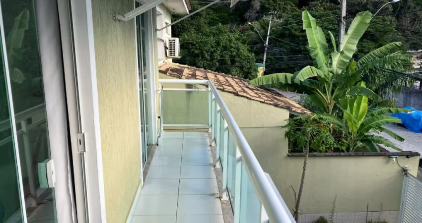 Casa duplex com 3 quartos, 2 suítes, churrasqueira e muito conforto pertinho das praias!