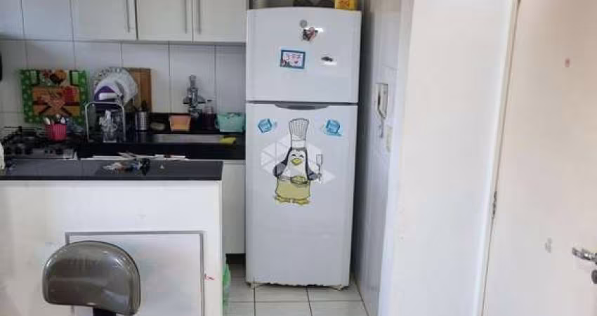 Apartamento com 2 quartos e 1 banheiro e vaga de garagem.