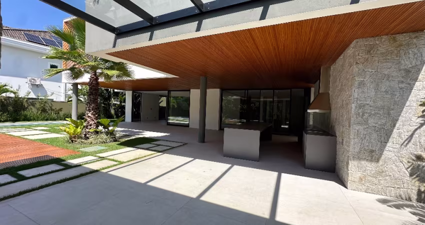 CASA TRIPLEX COM SUBSOLO, ELEVADOR E 5 SUÍTES, PROJETO AURORA GREI, À VENDA NO CONDOMÍNIO MANSÕES NA BARRA DA TIJUCA COM SEGURANÇA 24 HORAS, BALSA PARA PRAIA E AMPLA ÁREA DE LAZER.