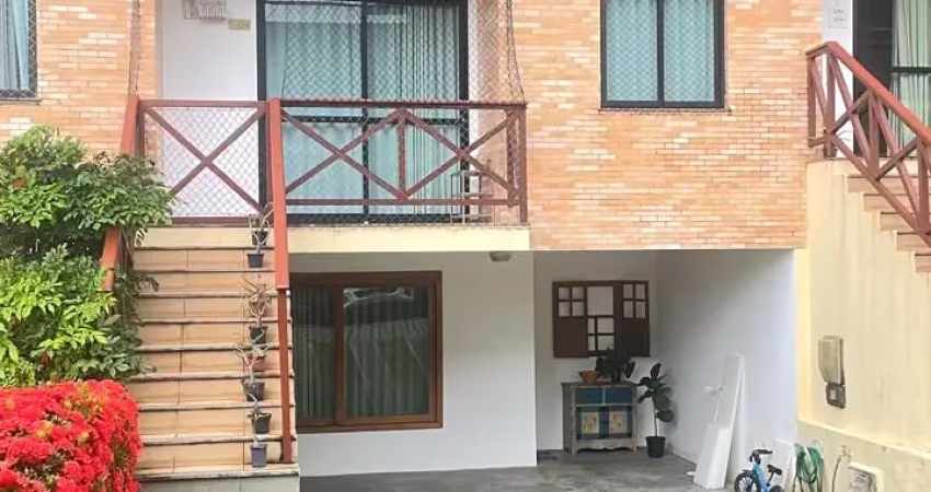 Excelente casa em patamares