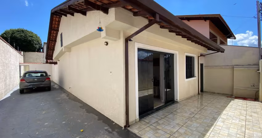 Casa terrea, ótima localização a menos de 5 minutos do centro.