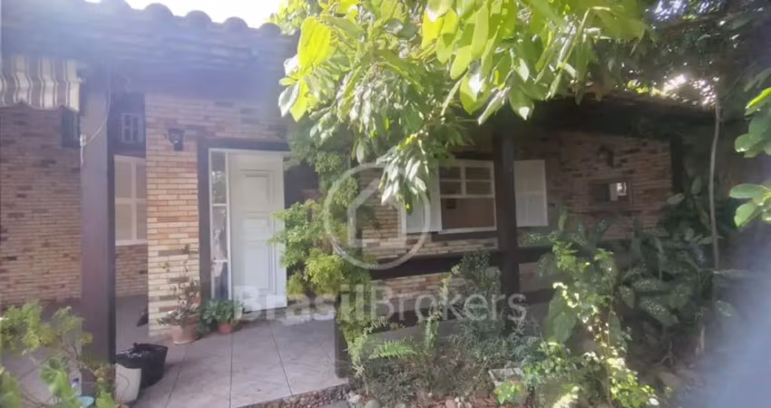 Casa linear Vazia de condomínio impecável no Anil com 4 quartos e 3 suítes!