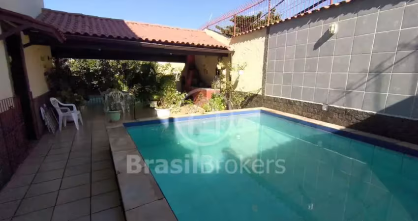 Casa 4 quartos com piscina churrasqueira condomínio fechado