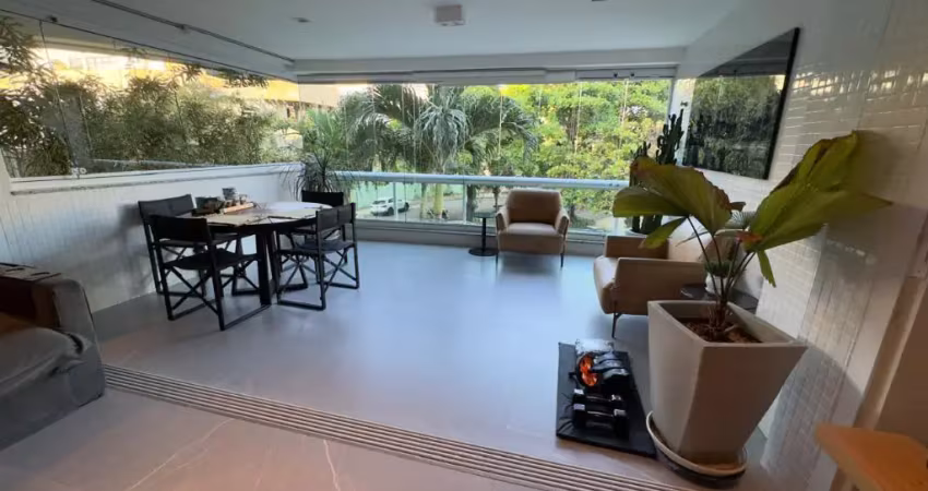Apartamento sofisticado na barra, 1 quadra da praia!