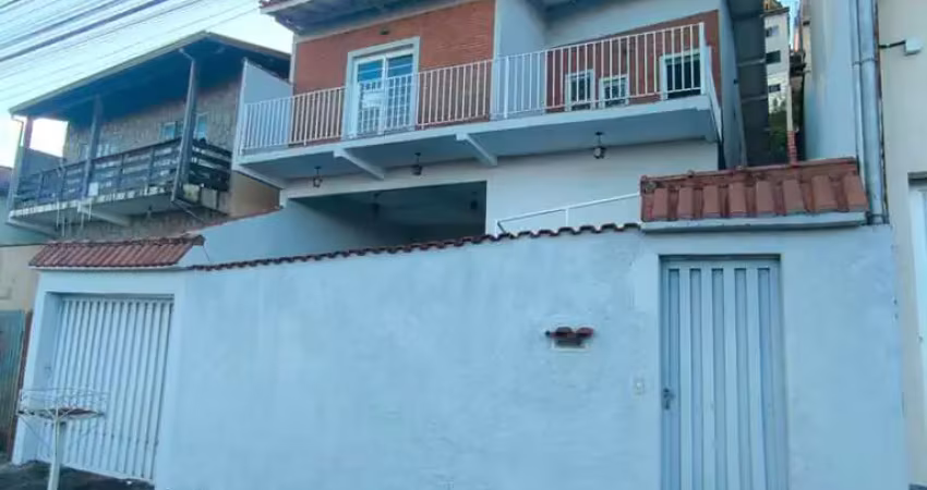 Imperdível oferta de casa à venda em Poços de Caldas-MG, Vila Caio Junqueira: 3 quartos, 1 suíte, 1 sala, 1 banheiro, 3 vagas, 106m²!