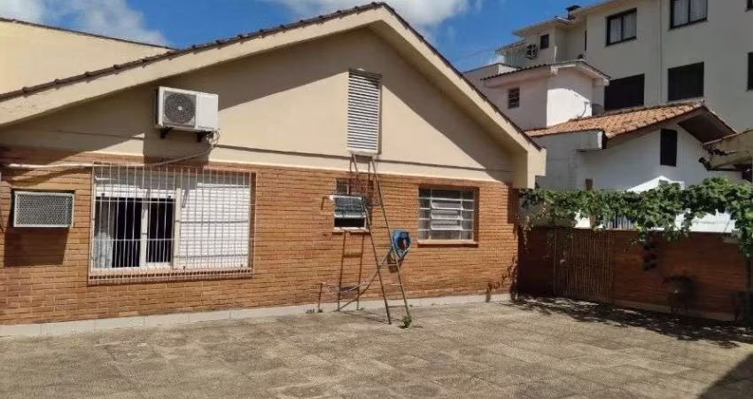 Casa com pátio e 3 dormitórios no Bairro Jardim Itu.