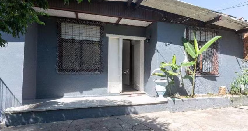 Casa com 3 dormitórios e 2 vagas no Bairro Parque dos Maias