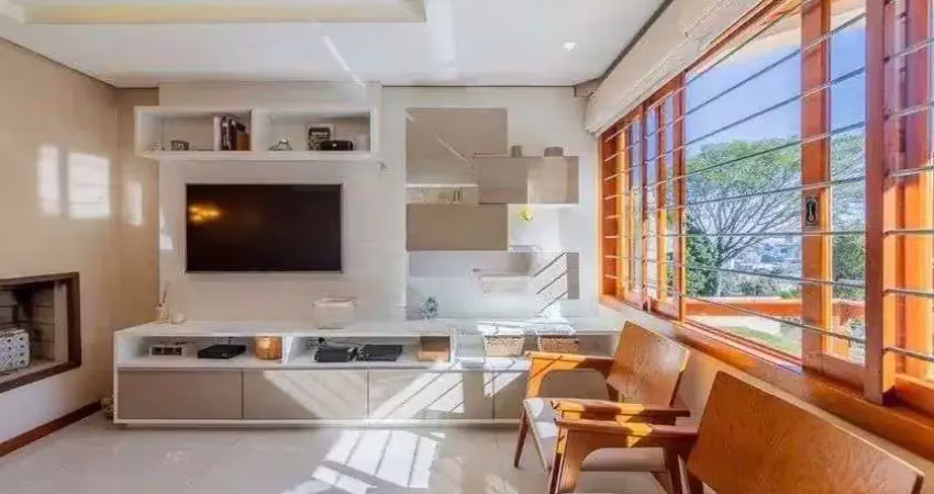 Casa em condominio, 3 domitórios, 1 suíte, lareira, churrasqueira e 2 vagas.