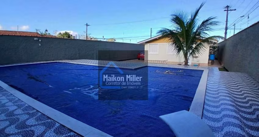 Casa com amplo terreno e piscina