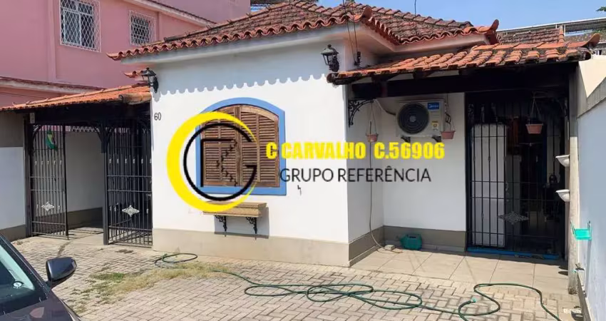 Casa com quintal e garagem, frente de rua, única no terreno.