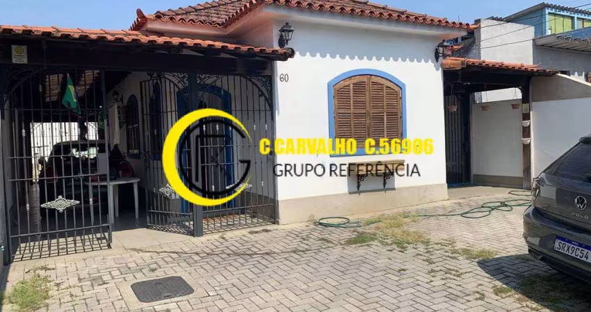 Casa em Brás de Pina com quintal e vagas de garagem